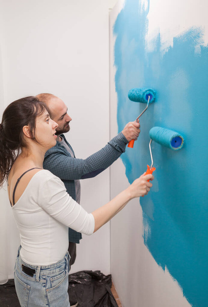 Dar a la pared un cambio de imagen con pintura azul - Foto, Imagen
