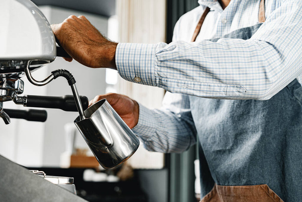 Unrecognizable man barista preparing coffee on professional coffee machine - Foto, immagini