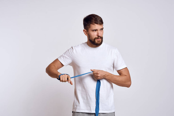 sport człowiek w białym t-shirt niebieski boks bandaże na ręce ćwiczenia treningu - Zdjęcie, obraz