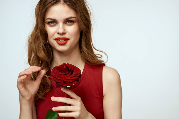 Όμορφη γυναίκα με τριαντάφυλλο στα χέρια της γοητεία δώρο lifestyle στούντιο φως φόντο - Φωτογραφία, εικόνα