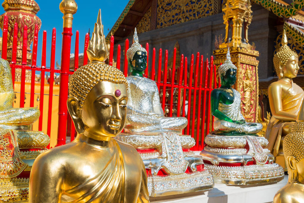 チェンマイ(タイ) -タイのチェンマイにあるワット・プラタ・ドイ・サップの仏像。創建は西暦1383年。. - 写真・画像