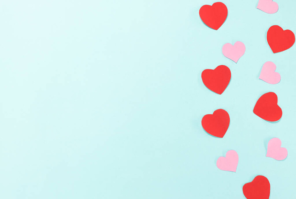 Κόκκινο και ροζ καρδιά διακόπτη σε μπλε φόντο. Έννοια Ημέρα του Αγίου Βαλεντίνου. - Φωτογραφία, εικόνα