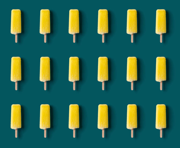 seamless yellow popsicle on a green background - Zdjęcie, obraz