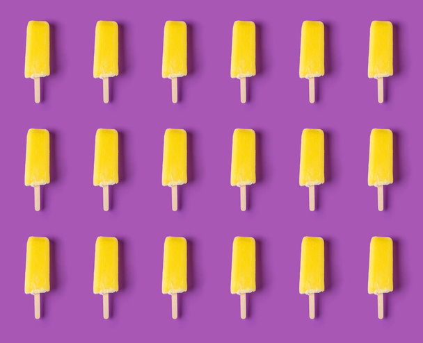 saumaton keltainen mehujää violetilla pohjalla - Valokuva, kuva