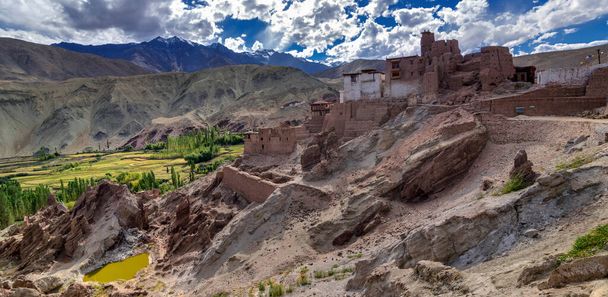 Panoraamanäkymät raunioille ja Basgon luostariin, jota ympäröivät kivet ja kivet, Leh, Ladakh, Jammu ja Kashmir, Intia - Valokuva, kuva