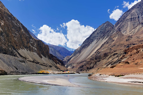 Scenic view of Confluence of Zanskar és Indus folyók - Leh, Ladakh, Jammu és Kashmir, India - Fotó, kép