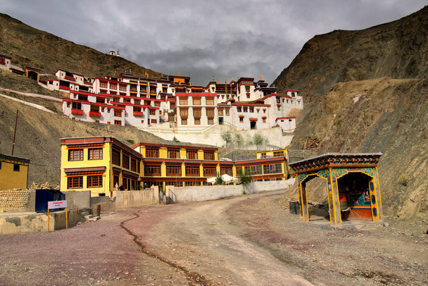 Monastero di Rizong con vista sui monti himalayani - è un famoso tempio buddista in, Leh, Ladakh, Jammu e Kashmir, India. - Foto, immagini