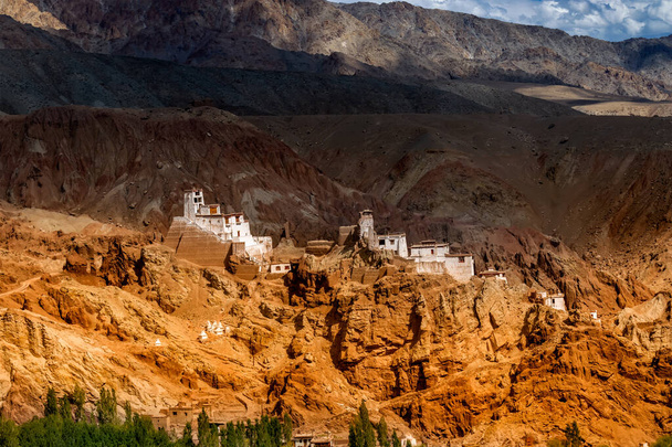 Basgo manastırı. Leh, Ladakh, Jammu ve Kashmir 'in büyük taş ve kayalarının altına inşa edilmiş. Dramatik bir ışık altında çekilmiş ladakh. Gündüz resmi. - Fotoğraf, Görsel