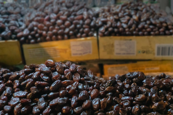 Phoenix dactylifera, широко известный как финиковая пальма, является распространенным и известным фруктовым продуктом - продается в старом рынке Дели в вечернее время. - Фото, изображение