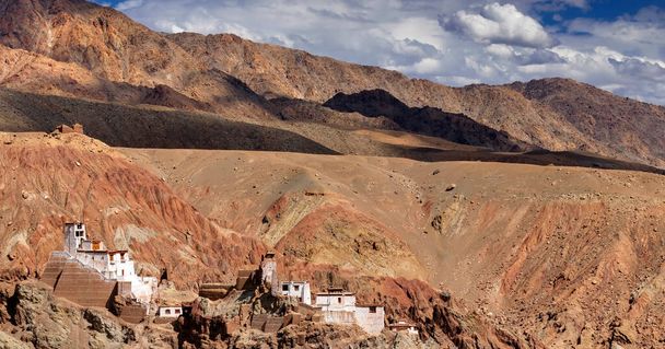 Blick auf Ruinen und Basgo-Kloster, umgeben von Steinen und Felsen, Leh, Ladakh, Jammu und Kaschmir, Indien - Foto, Bild