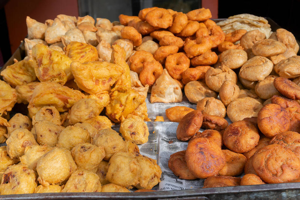 Cuttack, Odisha, India - 2019. július 24.: Piiyaji, bara, aloo chop stb., értékesítik a cart puller nevű thelawalla, utcai élelmiszerek Odisha. - Fotó, kép