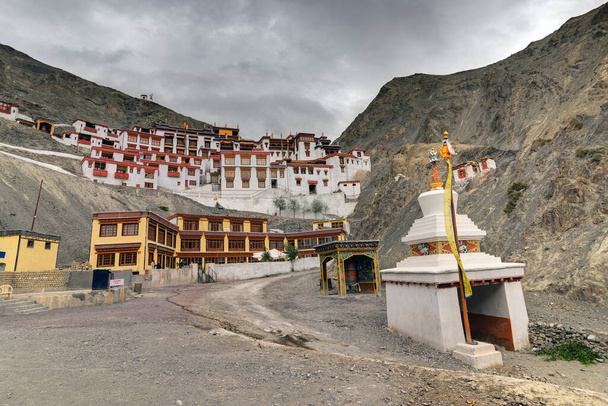 Монастырь Ризонг с видом на Гималайские горы - это знаменитый буддийский храм в Лехе, Ладакхе, Джамму и Кашмире, Индия. - Фото, изображение