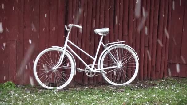 Bicicleta decorativa branca velha perto do celeiro na fazenda e nevasca - Filmagem, Vídeo