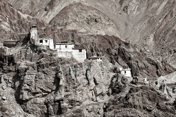 Ruínas e Mosteiro de Basgo rodeado de pedras e rochas, Leh, Ladakh, Jammu e Caxemira, Índia, imagem em preto e branco, matizado. - Foto, Imagem