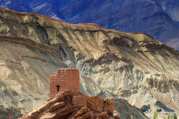Ruïnes van het Basgoklooster omringd door stenen en rotsen, Ladakh, Jammu en Kasjmir, India - Foto, afbeelding