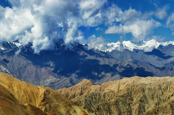 Повітряний вид снігових вершин, Leh ladakh ландшафт, хмарне формування, Джамму і Кашмір, Індія - Фото, зображення