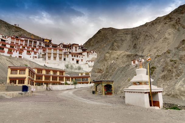 Mosteiro de Rizong com vista para os montanhistas do Himalaia e céu azul no fundo, é um famoso templo budista em, Leh, Ladakh, Jammu e Caxemira, Índia. - Foto, Imagem