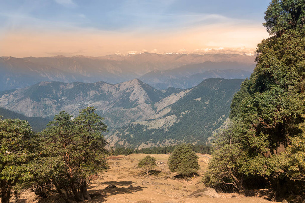 Widok Himalajów na trasę trekkingową do Tunganath, najwyższy Kedar, jedna z najwyższych świątyń Shiva na świecie. - Zdjęcie, obraz
