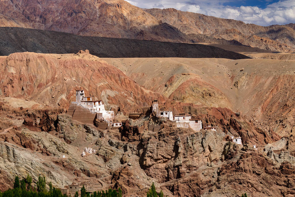 Ruïnes en Basgoklooster omringd door stenen en rotsen, Leh, Ladakh, Jammu en Kasjmir, India - Foto, afbeelding