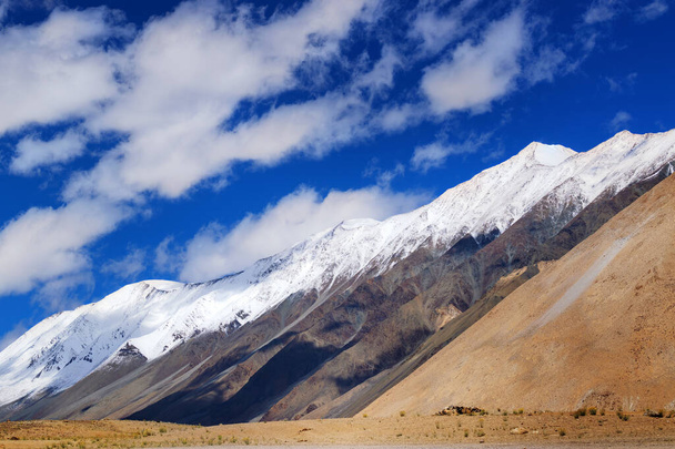 Pico de nieve alta cresta montañas de Ladakh con hermoso fondo de cielo azul, Jammu y Cachemira, India - Foto, imagen