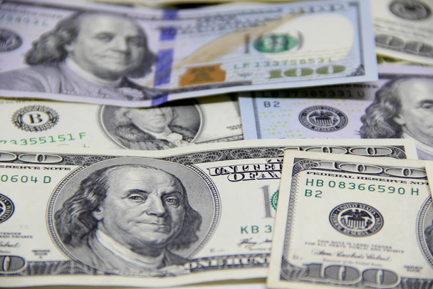 Overzicht van de bankbiljetten in Amerikaanse dollar van dichtbij - Foto, afbeelding