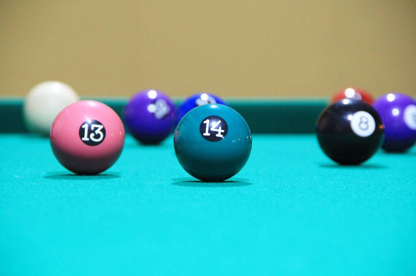 Vista de cerca de bolas de billar en una mesa de juego - Foto, Imagen