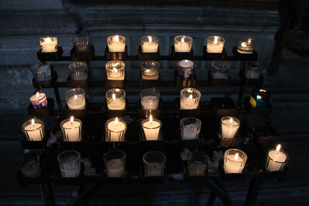Крупный план пламени нескольких свечей  - Фото, изображение