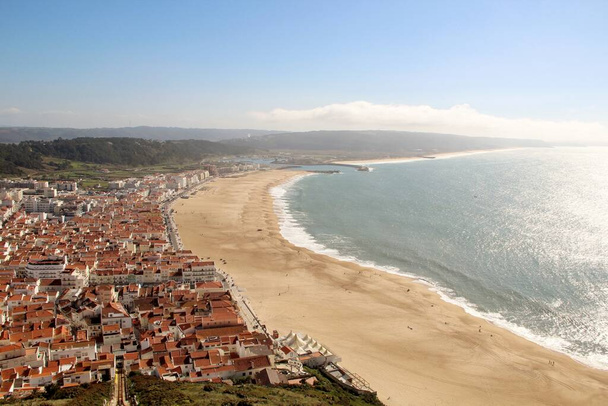 L'oceano sulla città di Naraze, Portogallo - Foto, immagini