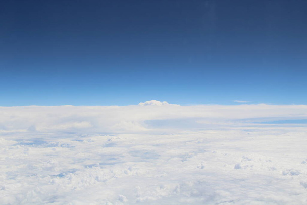 fehér felhők a kék égen - Fotó, kép