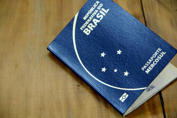 Vista de perto do passaporte na mesa de madeira - Foto, Imagem