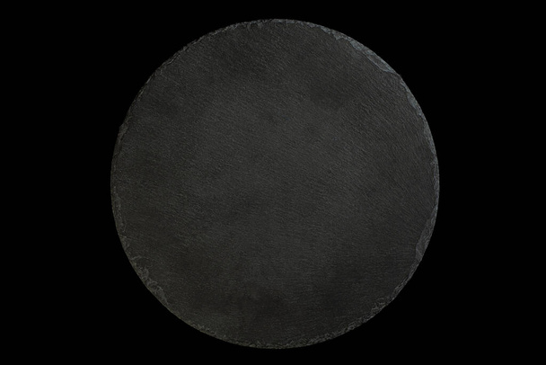 Kulatá břidlice detailní záběr izolované na černé - Fotografie, Obrázek