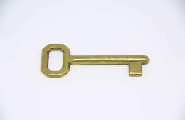 metalowy klucz złoty izolowany na białym tle - Zdjęcie, obraz