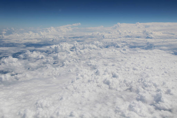 fehér felhők a kék égen - Fotó, kép