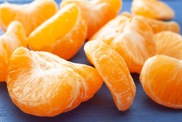 Érett mandarin gyümölcs closeup a kék fórumon háttér - Fotó, kép