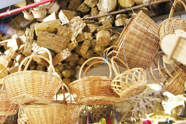 Vista de las cestas de mimbre de las vides en el mercado  - Foto, Imagen