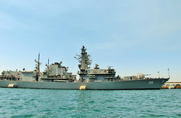 Militair marineschip in zee - Foto, afbeelding