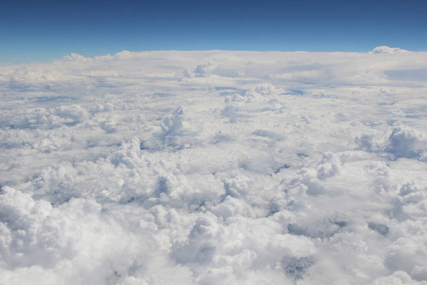 białe chmury na błękitnym niebie - Zdjęcie, obraz