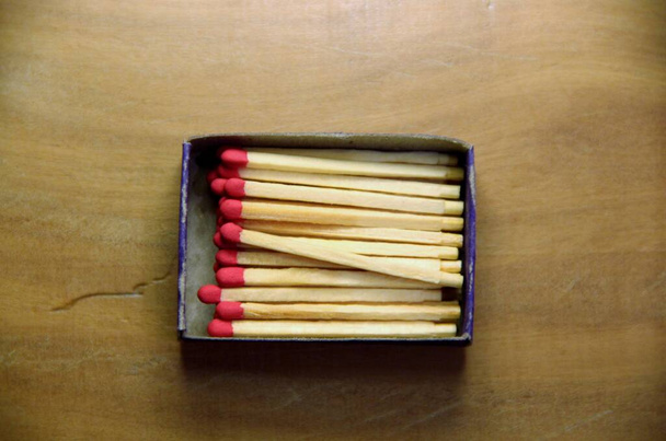 matchsticks on wooden table background - Valokuva, kuva