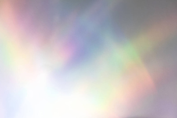 Texture floue de réfraction de la lumière arc-en-ciel sur le mur blanc - Photo, image