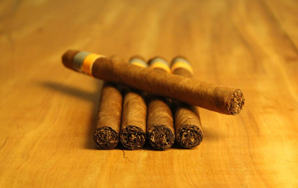 Nahaufnahme mehrerer Zigarren auf hölzernem Hintergrund  - Foto, Bild