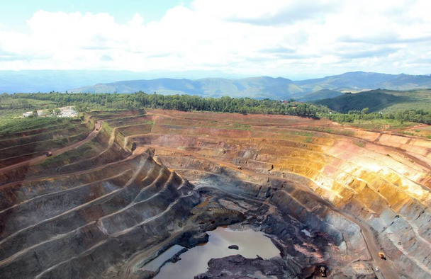 Vista aérea de cantera donde se extrae hierro, Brasil - Foto, Imagen