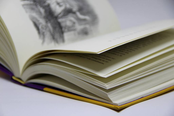 Vista de primer plano de un libro abierto sobre fondo blanco  - Foto, Imagen