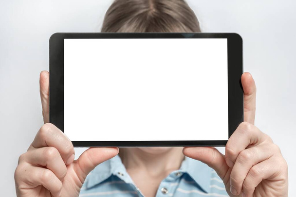 Zwarte tablet met blanco wit aanraakscherm in handen van de vrouw - Foto, afbeelding