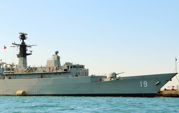 Πολεμικό ναυτικό πλοίο στη θάλασσα - Φωτογραφία, εικόνα