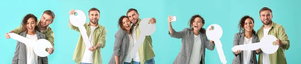 Set s mladým párem drží velký papírový klíč na barevném pozadí - Fotografie, Obrázek
