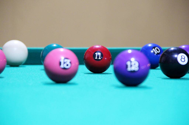 Close-up weergave van biljartballen op een speeltafel - Foto, afbeelding