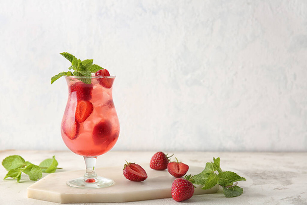 Verre de fraise fraîche mojito sur fond clair - Photo, image