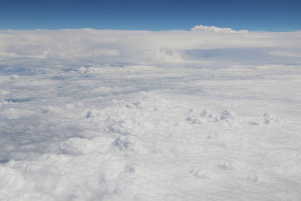 białe chmury na błękitnym niebie - Zdjęcie, obraz