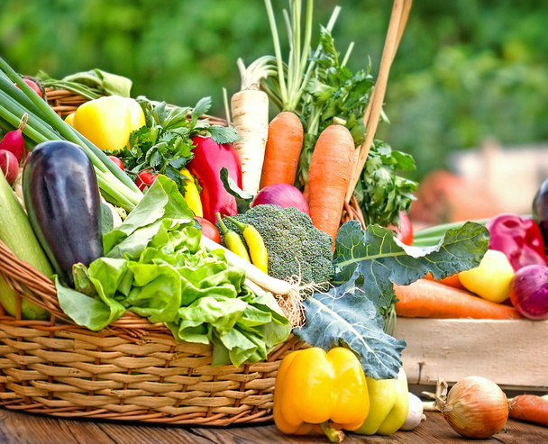 Свежие органические овощи в плетеной корзине
 - Фото, изображение