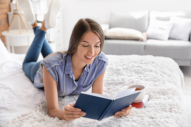 Hermosa joven leyendo libro en casa - Foto, Imagen